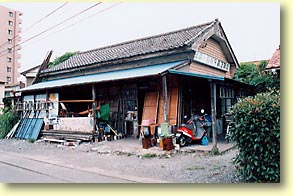 岡出山駅舎